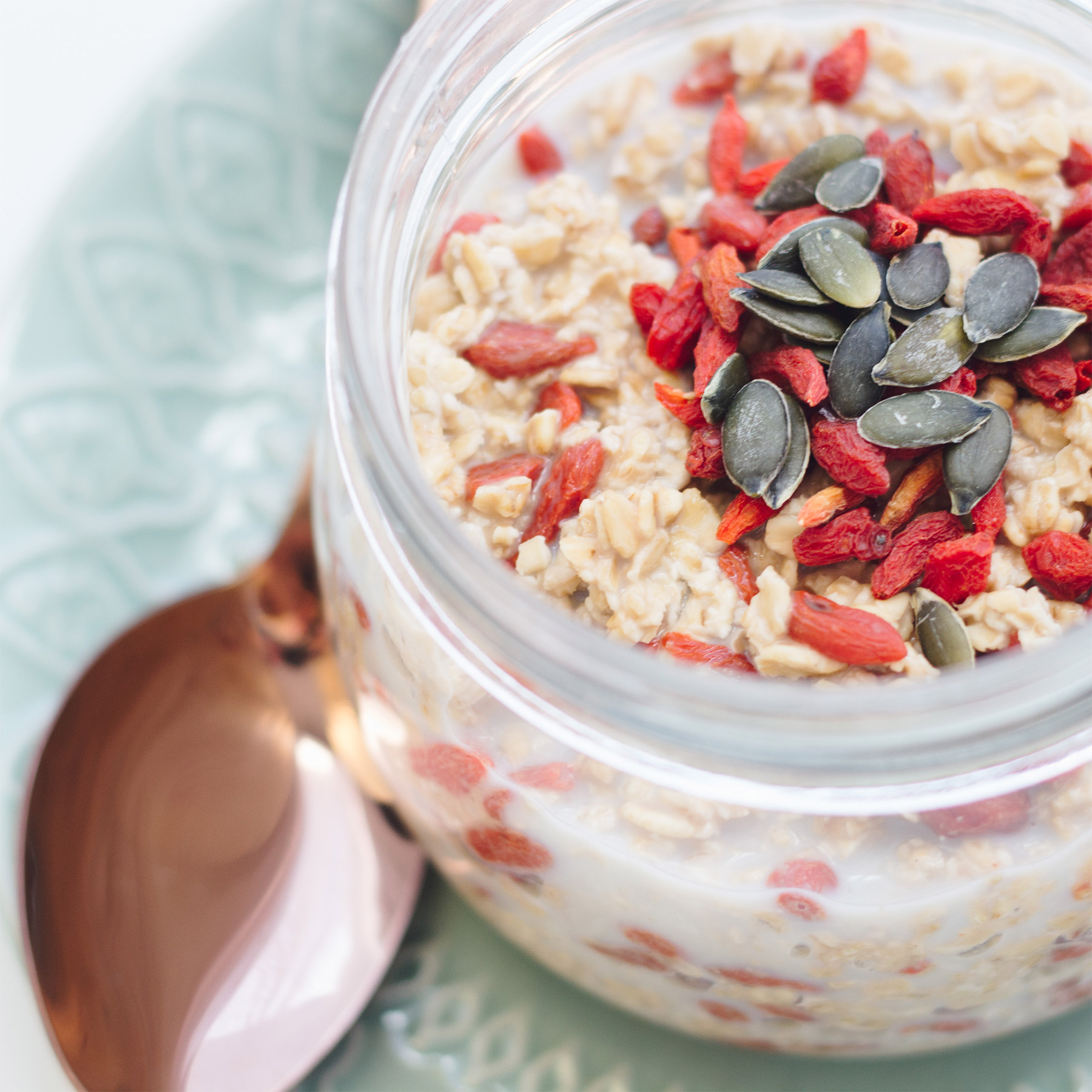 Goji Berry Overnight Oats | Free 7 Day Vegan Meal Plan | Veahero